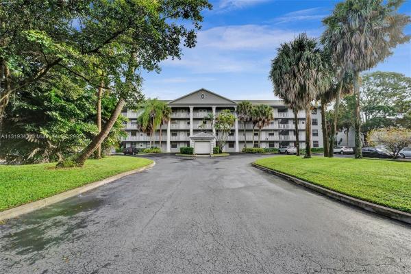 Whitehall Of Pine Island Ridge, 1514 Whitehall Dr #301, Davie, Florida 33324, image 2
