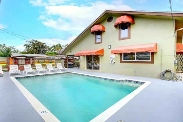 Country Club Homes, 1020 N 13th Ter, Hollywood, Florida 33019, image 1