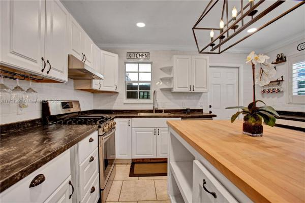 Forest Hill Village, 5748 Daphne Dr, West Palm Beach, Florida 33415, image 2