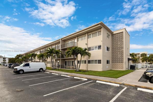 1400 NE 169th St #305, Unincorporated Dade County, Florida 33162, image 2