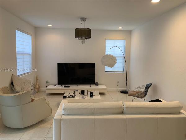 Fontainebleau West North, 1017 100th Ave, Fountainebleau, Florida 33172, image 2