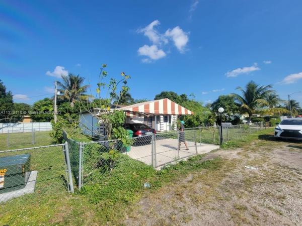 Biscayne Gardens, 851 NW 146th St, Golden Glades, Florida 33168, image 2
