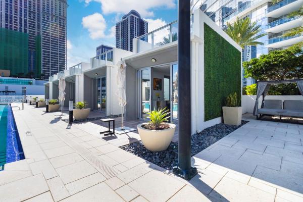 Paramount Miami Worldcenter, 851 NE 1st Ave #Cabana 2809, Miami, Florida 33132, image 2