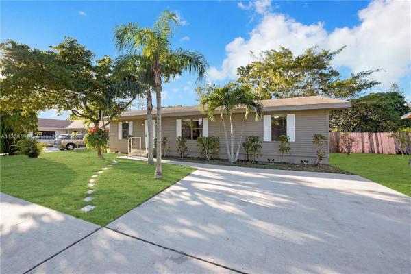 Palm Beach Lakes South, 311 W Elaine Cir W, West Palm Beach, Florida 33409, image 2