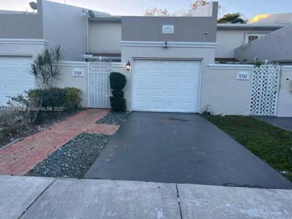 Il Lago Townhomes, 5709 SW 142nd Ave #5709, Kendale Lakes, Florida 33183, image 2