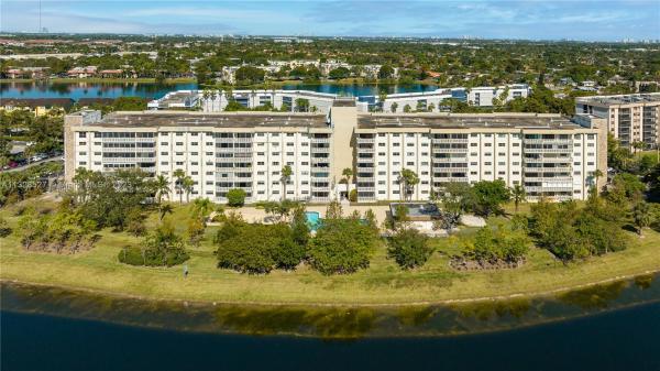 Canongate, 800 NE 195th St #110, Ives Estates, Florida 33179, image 1