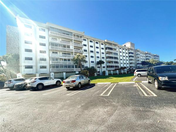 Canongate, 800 NE 195th St #615, Ives Estates, Florida 33179, image 1