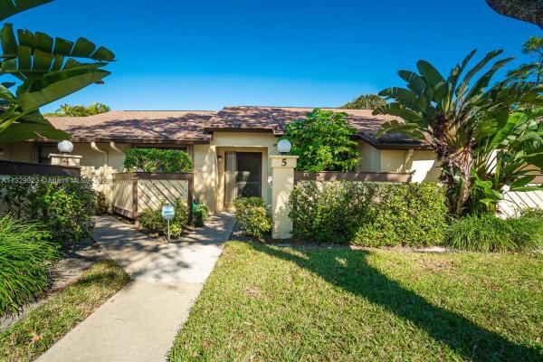 Strathmore Gate, 5 Bay Cedar Ct, Royal Palm Beach, Florida 33411, image 2