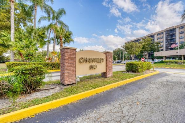 Chantilly, 900 NE 195th St #405, Ives Estates, Florida 33179, image 1