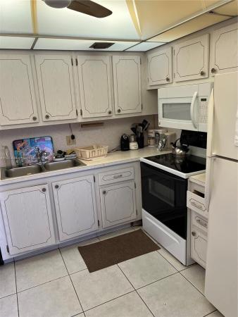 Lyndhurst, 4034 Lyndhurst J, Deerfield Beach, Florida 33442, image 2