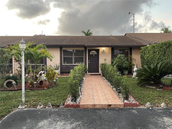 San Sebastian Townhouses, 4820 SW 136th Pl, Kendale Lakes, Florida 33175, image 1