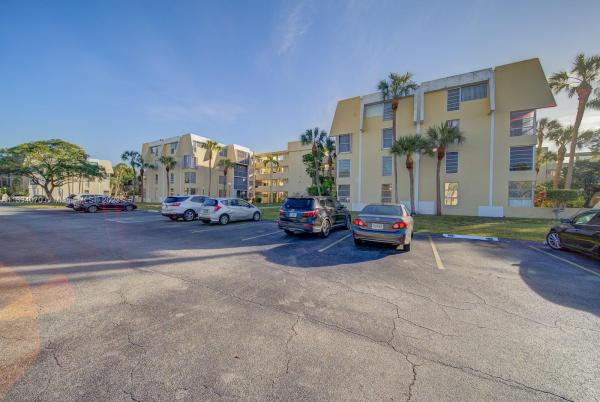Lake Park, 950 NE 199th St #4D, Ives Estates, Florida 33179, image 1