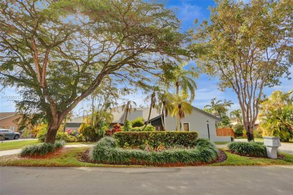 Pine Needle Manors, 10440 SW 122nd St, Kendall, Florida 33176, image 2