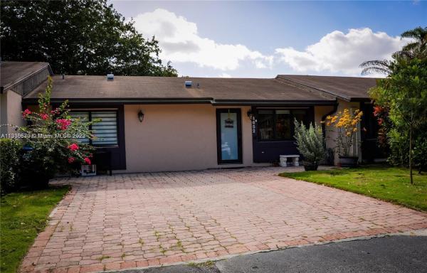 San Sebastian Townhouses, 4652 SW 136th Pl, Kendale Lakes, Florida 33175, image 1