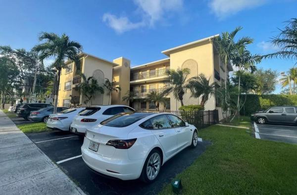 Victoria Courts, 901 NE 3rd St #103, Fort Lauderdale, Florida 33301, image 1