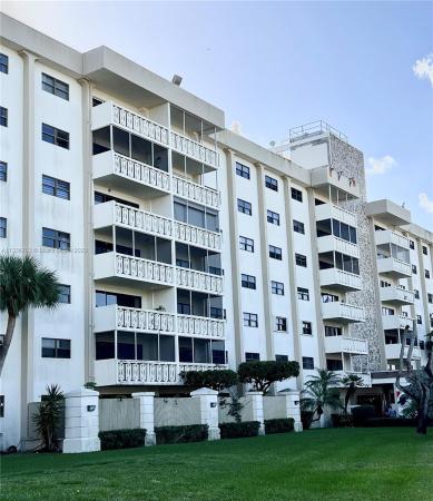 Canongate, 800 NE 195th St #105, Ives Estates, Florida 33179, image 1