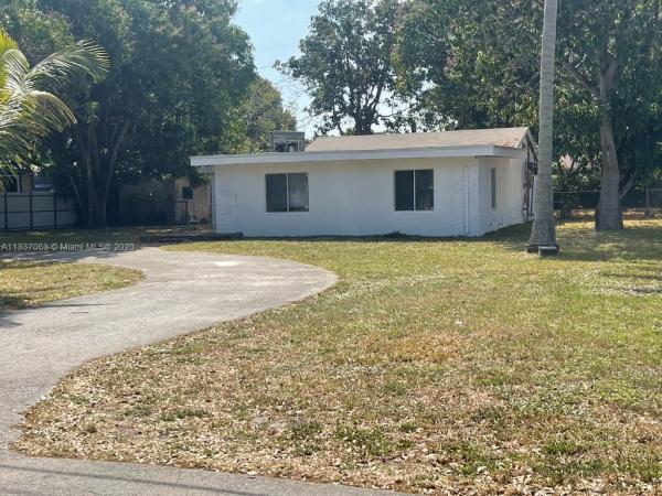 Biscayne Gardens, 28 NE 164th St, Golden Glades, Florida 33162, image 2