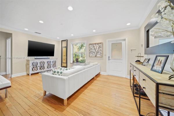 Eleda, 4111 Barbarossa Ave, Miami, Florida 33133, image 1