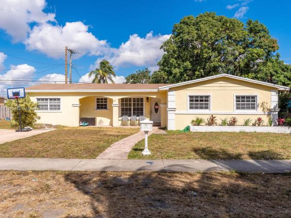 Highland Manor, 615 NE 180th St, North Miami Beach, Florida 33162, image 1