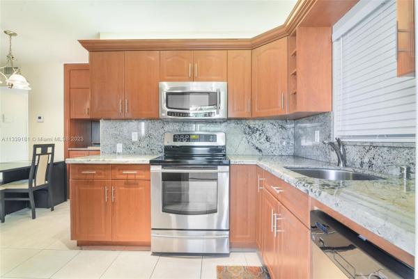 Crystal Court Manor, 1450 N 12th Ct #2B, Hollywood, Florida 33019, image 2