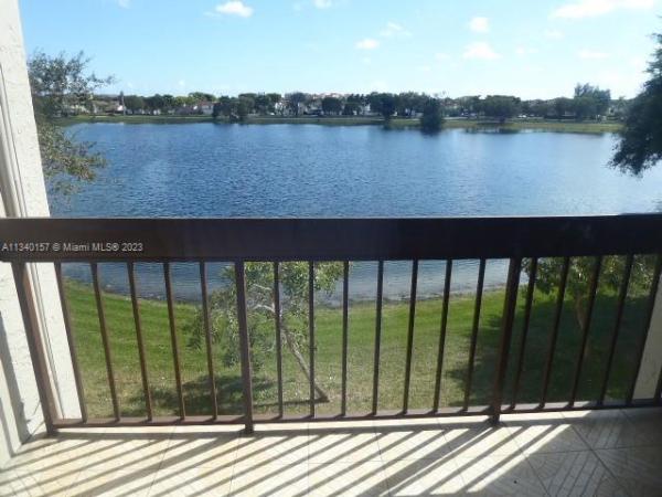 Indian Lake Village, 10288 NW 9th St Cir #304, Fountainebleau, Florida 33172, image 2