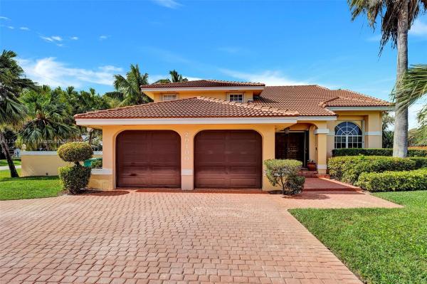 Country Club Of Miami Estates, 20100 Red Run Dr, Country Club, Florida 33015, image 2