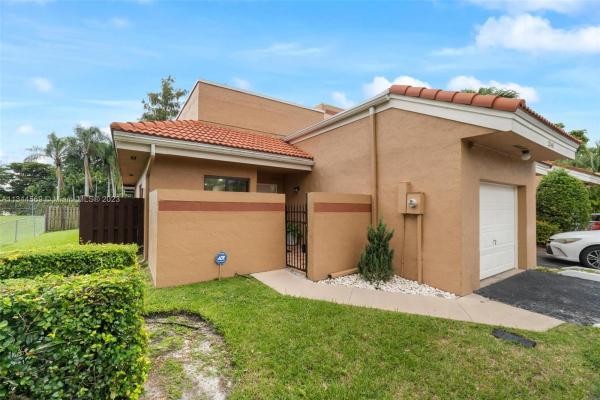 Las Palmas Townhomes At Pembroke Lakes South, 12048 S Las Palmas Dr, Pembroke Pines, Florida 33025, image 1