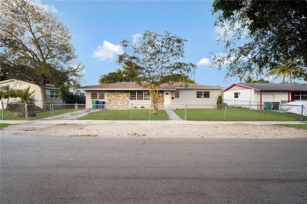 165 Sierra Dr, Unincorporated Dade County, Florida 33179, image 2