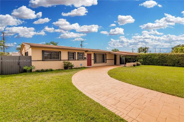 Heftler Homes, 10450 SW 43rd St, Westwood Lakes, Florida 33165, image 1