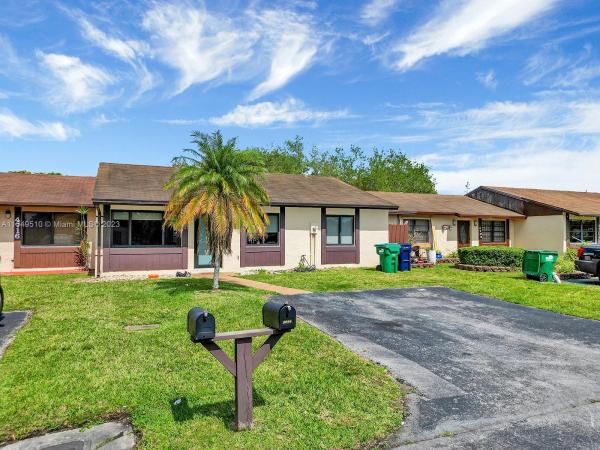 San Sebastian Townhouses, 4712 SW 136th Pl #4712, Kendale Lakes, Florida 33175, image 1