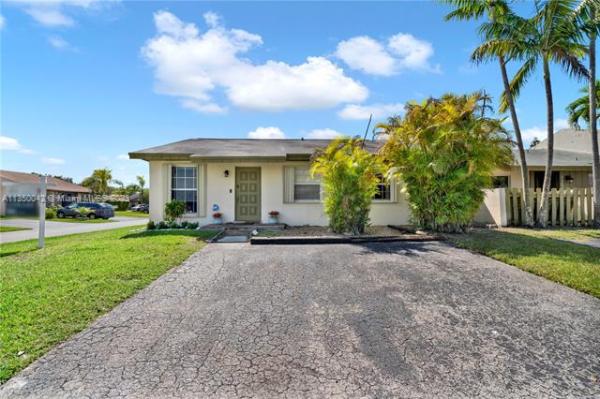 Devon Aire Villas, 12540 SW 118th Ln #12540, The Crossings, Florida 33186, image 2