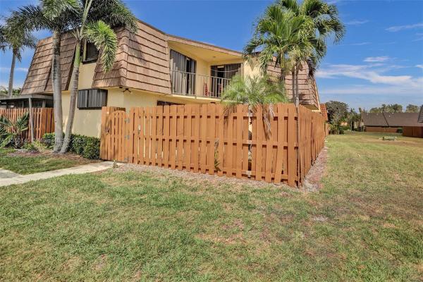 Springdale, 84 Springdale Cir, Palm Springs, Florida 33461, image 2
