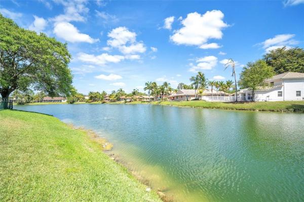 Waterford Patio Homes, 5870 Brighton Ln, Davie, Florida 33331, image 2