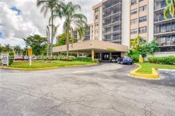 Chantilly, 900 NE 195th St #506, Ives Estates, Florida 33179, image 1