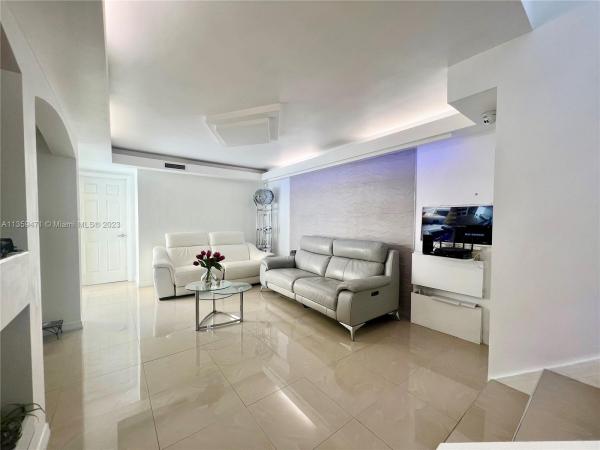 Golfview Villas, 9674 Fontainebleau Blvd #28, Fountainebleau, Florida 33172, image 2