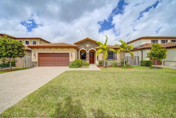 Kingman Commons, 2519 SE 1st St, Homestead, Florida 33033, image 1