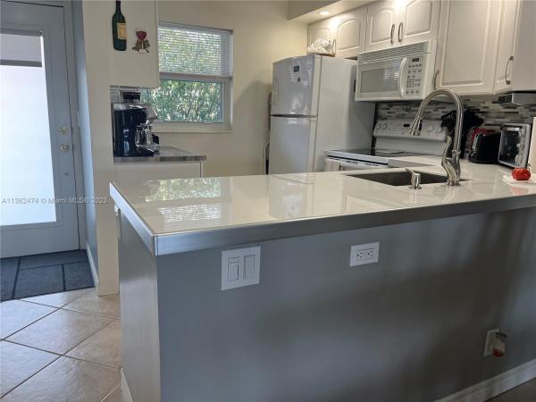 Lauderdale Oaks, 2991 NW 46th Ave #205, Lauderdale Lakes, Florida 33313, image 2