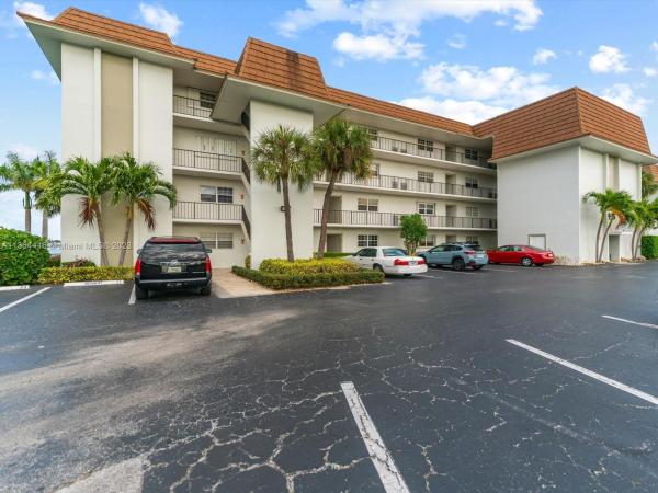 Wilshire North, 2936 Lake Shore Dr #402, Riviera Beach, Florida 33404, image 1