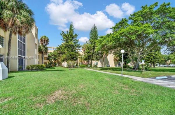 Lake Park, 942 NE 199th St #2G, Ives Estates, Florida 33179, image 1