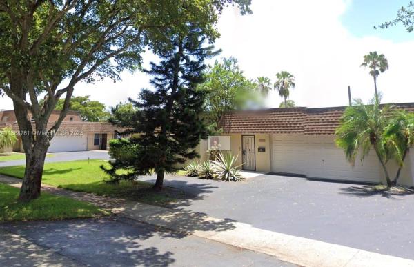 Country Club Of Miami Fairway Villas, 19016 W Lake Dr, Hialeah, Florida 33015, image 1