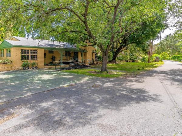 Country Club Estates, 829 Lake Dr, Miami Springs, Florida 33166, image 2