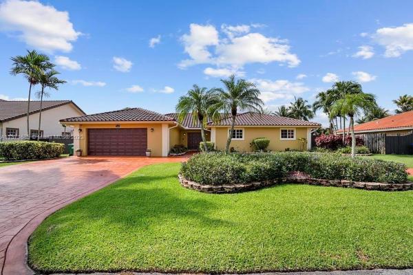 North Links Country Club Estates, 7260 N Augusta Dr, Country Club, Florida 33015, image 2