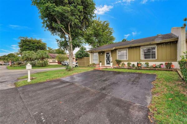 Devon Aire Villas, 12224 SW 114th Ter, The Crossings, Florida 33186, image 2