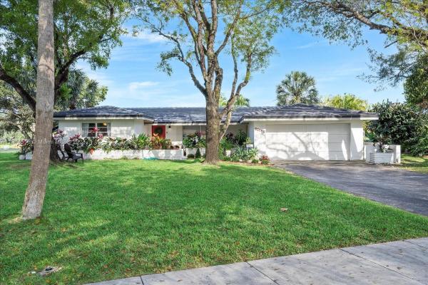 Miami Lakes Residential, 14221 Lake Childs Ct, Miami Lakes, Florida 33014, image 2