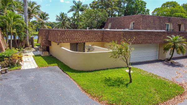 Country Club Of Miami Fairway Villas, 7368 Oakland Hills Dr, Hialeah, Florida 33015, image 1