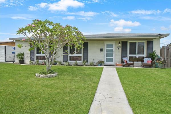 Bel Aire, 9827 SW 194th St, Cutler Bay, Florida 33157, image 2
