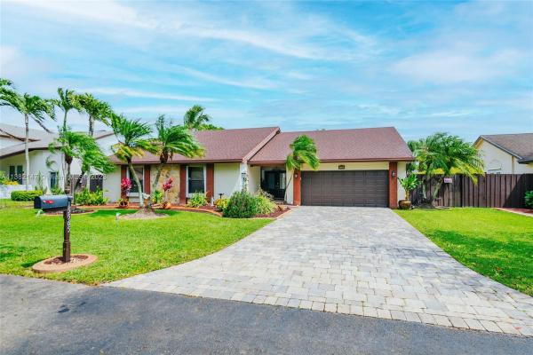 Lakes Of The Meadow, 15565 SW 47th Ter, Kendall West, Florida 33185, image 2