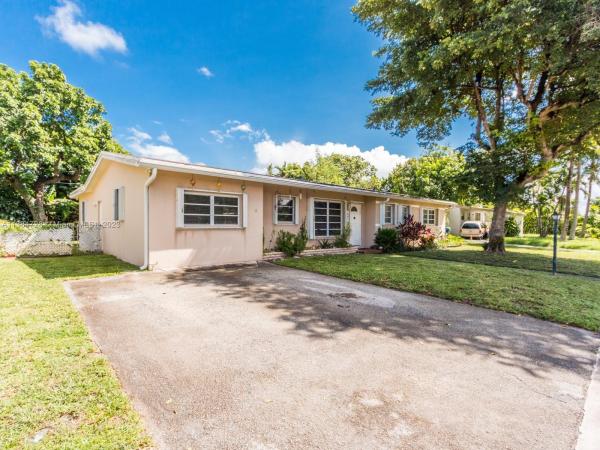 Highland Manor, 641 NE 177th St, North Miami Beach, Florida 33162, image 2