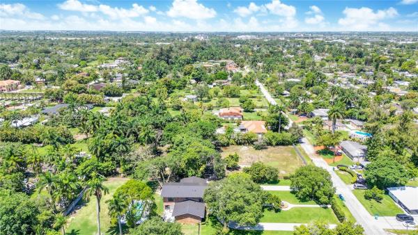 Biscayne Gardens, 350 NE 158th St, Golden Glades, Florida 33162, image 2