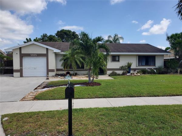 Country Lake Manors, 5925 NW 200th St, Country Club, Florida 33015, image 1